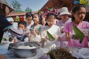 镜报：哈兰德与女友前往迪拜共度新年，并和拳击手约书亚见面